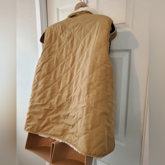 Reversible Sherpa Vest - Picture 9 of 12